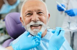 Saúde bucal e envelhecimento: como manter o sorriso saudável após os 50